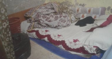 صور.. "بسنت وشروق" توأمان تنامان على الأرض تحتاجان علاجا ومديونتان بـ10 آلاف جنيه 
