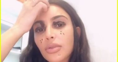 فيديو.. كيم كاردشيان تستسلم لابنتها نورث ويست.. والطفلة تلطخ وجهها بالماكياج