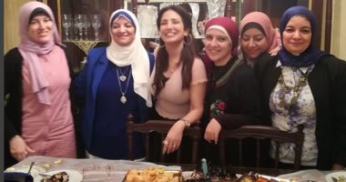 شاهد.. كيف احتفلت الفنانة أمل رزق بعيد ميلادها فى حفل عائلى