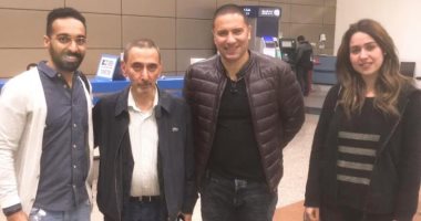 صور.. وصول الفنان الكبير زياد رحباني مطار القاهرة  استعداد لإحياء حفله بالمنارة 