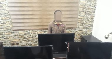 كاميرات المراقبة تفضح عاطل عقب سرقته شاشات من شقة مسن بالنزهة