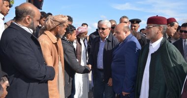 صور.. محافظ مطروح ينقل تحيات الرئيس السيسي لأهالى السلوم ويبحث مشاكلهم