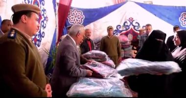 صور.. مدير أمن كفر الشيخ يوزع البطاطين على الأسر الأكثر احتاجاً