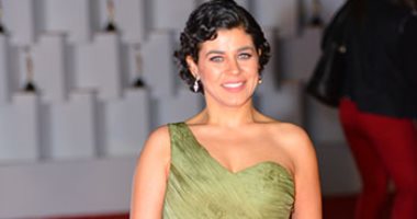 الفنانة منى هلا تتهم قائد سيارة بمضايقتها بسبب الخلاف على أولوية المرور بأكتوبر