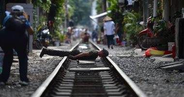 "هوس التصوير".. هل ممكن تغامر بحياتك وتتصور على قضبان قطار قبل وصوله مباشرة