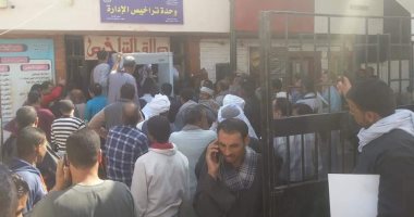 قارئ يشكوى طول الانتظار والازدحام داخل تراخيص مرور سوهاج: "مش عارف أرخص"