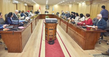 محافظ أسيوط يطالب بحصر جميع الدارسين والمعلمين بفصول محو الأمية