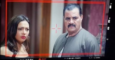 صورة.. مجدى كامل ودنيا المصرى فى كواليس "البيت الكبير2"