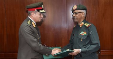 صور.. وزير الدفاع يعود للقاهرة بعد زيارة للسودان التقى خلالها الرئيس عمر البشير