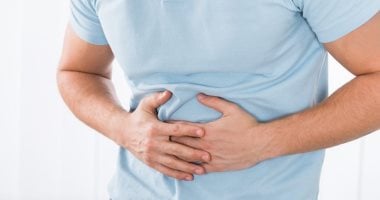 علاج انتفاخ المعدة.. تناول الزبادى والبطيخ وشاى النعناع لتخفيف الأعراض