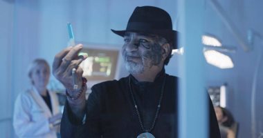 صور ..سيد بدرية ينقذ 10 % من البشر فى المسلسل الامريكي " outlier "