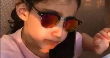 زى سيدات الأعمال.. حفيدة الوليد بن طلال لا تفوت مكالماتها أثناء الطعام "فيديو"