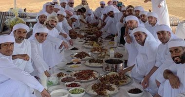 شاهد.. ولى عهد دبى يتناول الغذاء برفقة أصدقائه فى الصحراء 
