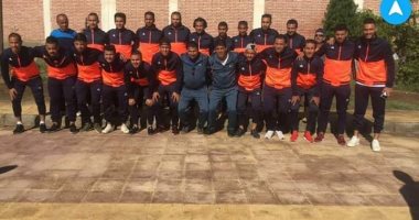 ظهير أيسر الأهلى يهدى لاعبى المطرية "طقم ترنجات"