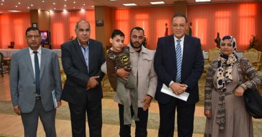 محافظ الشرقية يستقبل الطفل زياد المولد بدون أطراف ويصرف مساعدة مالية لأسرته