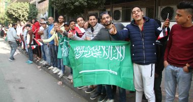 مواطنون يحتشدون بميدان التحرير احتفالا بزيارة الأمير محمد بن سلمان