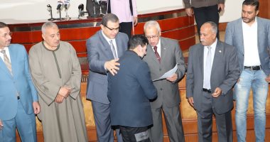 فيديو.. وزير القوى العاملة يسلم 300 عقد عمل لذوى الاحتياجات الخاصة