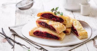 حلوة وخفيفة.. طريقة عمل فطيرة الفواكه