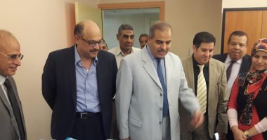 صور.. رئيس جامعة الأزهر يطمئن على أطفال "الشفة الأرنبية" بالمستشفى التخصصى