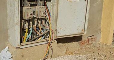 شكوى من انتشار الكابلات الكهربائية العارية فى المجاورة السادسة بمدينة الشروق