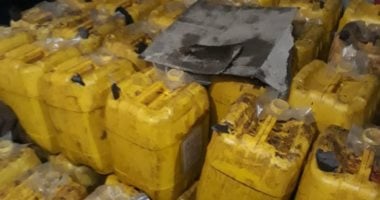 ضبط 3 أطنان زيت طعام خام بعلامات مقلدة قبل بيعها بالأسواق فى سوهاج 