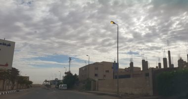 قارئ يشكو من ترك أعمدة الكهرباء مضاءة نهارا فى المنطقة الصناعية بمدينة بدر