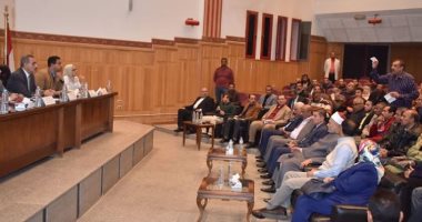 محافظ أسيوط يلتقى مواطنى أسيوط الجديدة لبحث مشاكلهم ومتطلباتهم لحلها