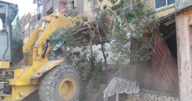 صور.. حملات بأحياء الشرابية والنزهة لإزالة الإشغالات