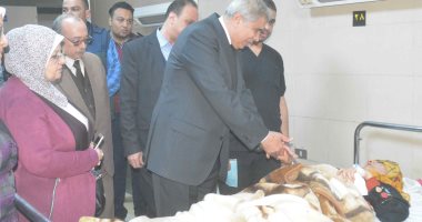 محافظ المنيا يزور المصابين فى حادث أبوقرقاص بمستشفى التأمين الصحي