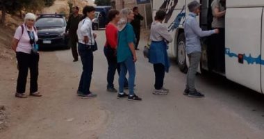 وفد سياحى من انجلترا وكندا يزور المناطق الأثرية بالمنيا