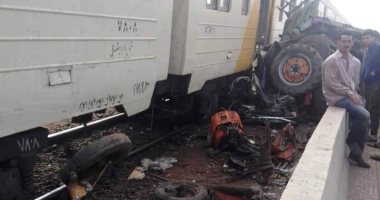 مصرع 3 أشخاص وإصابة 4 آخرين فى تصادم قطار وجرار زراعي بالغربية