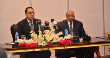 رئيس الوزراء لـ"المحافظين": فين فلوس تقنين أراضى الدولة؟.. وزير التنمية المحلية: 6.5 مليار جنيه الحصيلة حتى الآن.. ويؤكد: الرئيس سيناقش مع المحافظين المشروعات المتعثرة.. وفحص 12 مليون مواطن بحملة "فيروس C"
