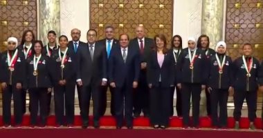 شاهد.. الرئيس السيسي يكرم أبطال الاسكواش ومنتخب كرة القدم للسيدات