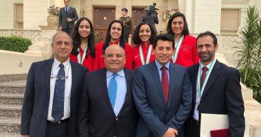 الرئيس السيسي يمنح منتخب سيدات الاسكواش وسام الرياضة من الطبقة الأولى
