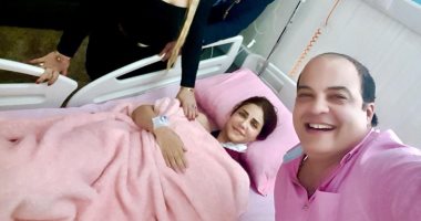 صور.. تحسن حالة إيناس عز الدين بعد إجراء عملية جراحية فى ذراعها