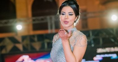 صور.. نسرين أمين تتألق على السجادة الحمراء بختام القاهرة السينمائى