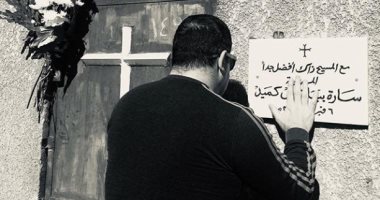 صور.. إدوارد من أمام مقبرة والدته: "هفضل أجيلك لحد ما أجيلك"