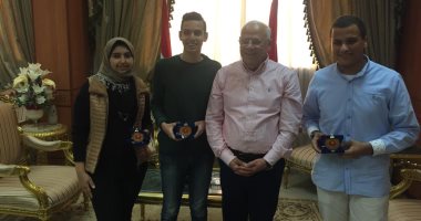 صور.. محافظ بورسعيد يكرم الفريق الفائز بالمركز الأول بمسابقة "روبوت سومو"