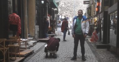 صور.. "عزت" يحفر على الزجاج بالليزر بدعم جهاز تنمية المشروعات بالدقهلية