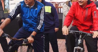 وزير الشباب يشارك فى «ماراثون» الأهلي للدراجات فى حملته ضد «التنمر»