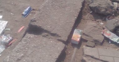 قارئ يشكو من تهالك رصيف المشاة عند نزلة دائرى المنيب