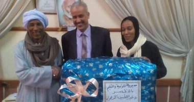 وكيل تعليم الأقصر يكرم مروة العبد: غيرت نظرة المجتمع الصعيدى للمرأة العاملة