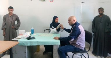 صور.. رئيس مدينة الطود يشارك فى فحص مبادرة 100 مليون صحة ويناشد الأهالى بالمشاركة