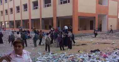 شكوى من تراكم القمامة داخل مدرسة بالمرج
