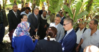 محافظ قنا ونائب الرئيس التنفيذى للايفاد يشهدان تشغيل مشروع تطوير الرى الحقلى