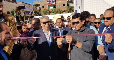 صور.. وزير الرياضة يفتتح ملعب وحمام سباحة بمركز أبوقرقاص بالمنيا