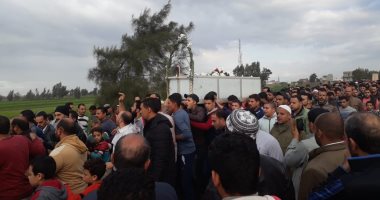 صور.. أهالى عزبة عطاالله بالزرقا بدمياط يشيعون جنازة شاب مصرى قتل بالسعودية