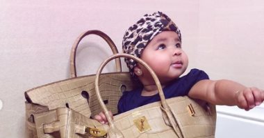 مش هتصدق عينيك.. كلو كاردشيان تضع ابنتها "ترو" فى "حقيبة يد نسائية"