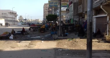 قارئ يشكو استغلال المحلات للأرصفة بشارعى سكة زفتى ووابور النور بالغربية