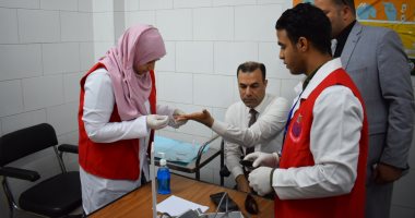 صور.. وكيل الصحة بالأقصر يتقدم صفوف المواطنين للفحص بمبادرة 100 مليون صحة 
